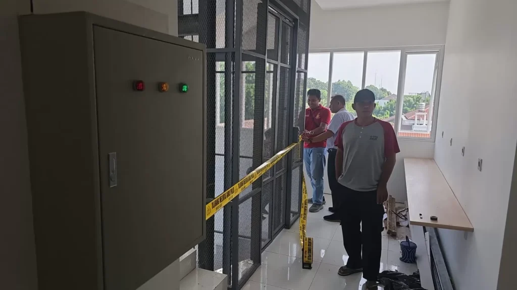 Diduga Kabel Sling Lepas, Lift di Gedung SuperSkin Semarang Jatuh dari Lantai 4, Seorang Pekerja Terluka