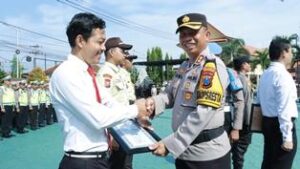 Kapolresta Banyuwangi Beri Penghargaan Anggota Berprestasi, Termasuk 2 Security Gagalkan Peredaran Narkoba