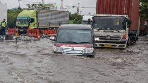 Jalan Pantura Demak Macet Sepanjang 16 KM Imbas Banjir di Semarang