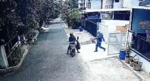 Dua Pemuda Curi Alat Proyek di Banyumanik Semarang Terekam CCTV