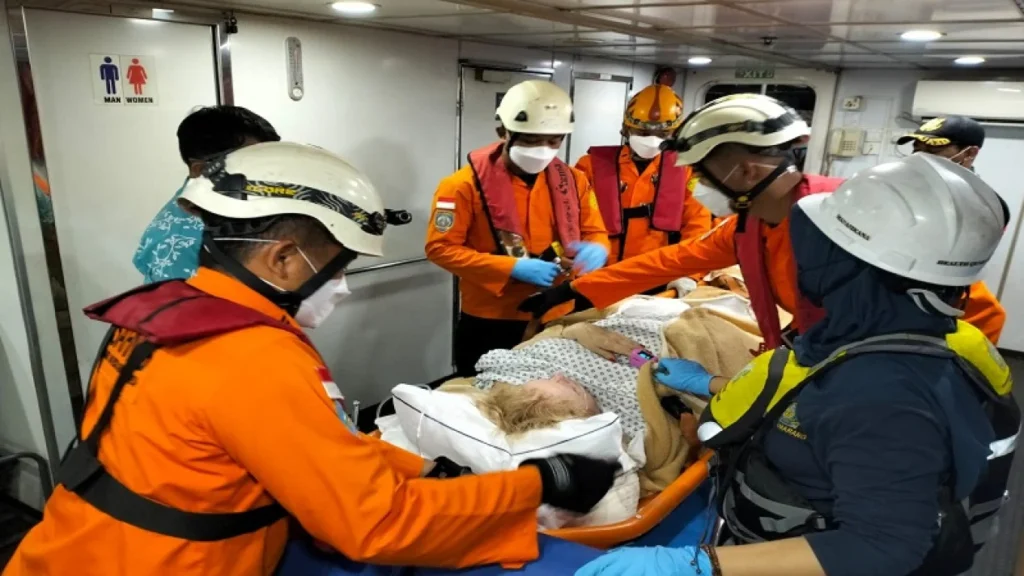 SAR Semarang evakuasi warga AS penumpang kapal pesiar yang kena stroke