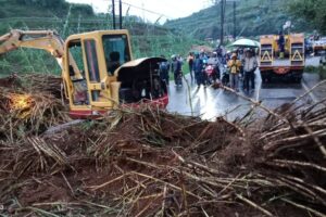 Jalan Provinsi Macet 2 Km Usai Tebing 10 Meter Longsor di Wonosobo