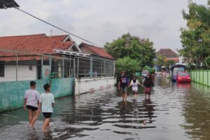 Kampung Genggongan Terendam Akibat Banjir Demak Meluas, Warga Mengungsi