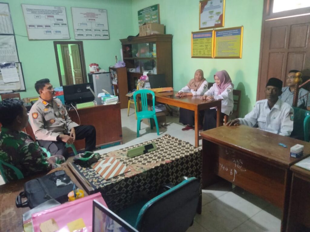 Ciptakan Kamtibmas Kondusif, Kapolsek Sluke Blusukan Ke Kantor Desa dan Jalin Komunikasi