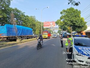 Antisipasi Kemacetan: Satlantas Polres Batang Terapkan Sistem Satu Arah di Jalur Mudik