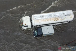 Jalur Pantura Semarang terendam banjir hingga ketinggian 1,5 meter