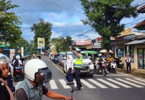 Pagi Hari Saat Warga Mulai Aktifitas Polres Banjarnegara Lakukan Pengaturan Lalu Lintas