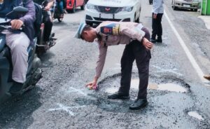 Minimalisir Kecelakaan, Satlantas Polres Batang Tandai Jalan Berlubang