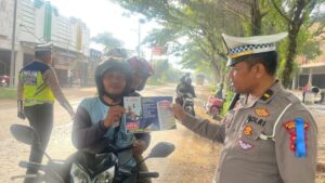 Jelang Ops Keselamatan Candi 2024, Sat Lantas Polres Rembang Bagikan Leflet Sosialisasi