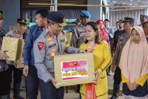 Kunjungi Korban Banjir di Kab. Pekalongan, Kapolda Jateng Berikan Bantuan