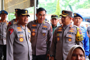 Kunjungi Korban Banjir di Pekalongan, Kapolda Jateng Berikan Bantuan