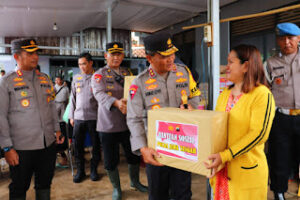 Kapolda Jateng Kunjungi Korban Banjir Wangandowo Pekalongan, Pastikan Logistik Korban Banjir Aman