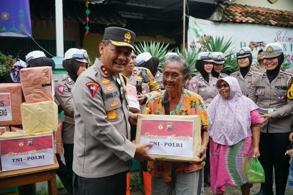 Kapolda Jateng bersama Pangdam IV Diponegoro Salurkan Sembako untuk Korban Banjir di Juwana Pati