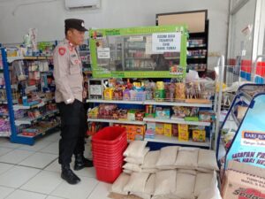 Sambang Pasar, Personil Polsek Pancur Monitoring Sembako