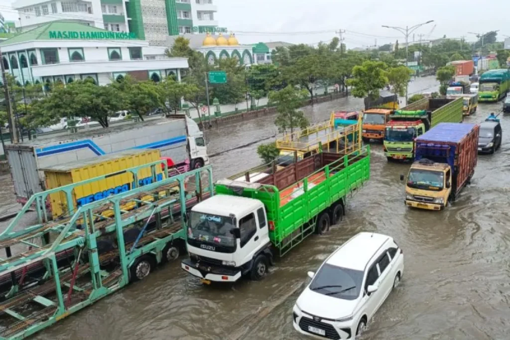 Pantura Kaligawe Semarang Banjir, Lalu Lintas Padat Merayap