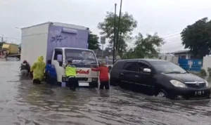 Jalan Kaligawe Kembali Terendam Banjir, Arus Lalu Lintas Pantura Semarang-Demak Lumpuh, Ketinggian Air 20-40 Cm, Banyak Kendaraan Mogok