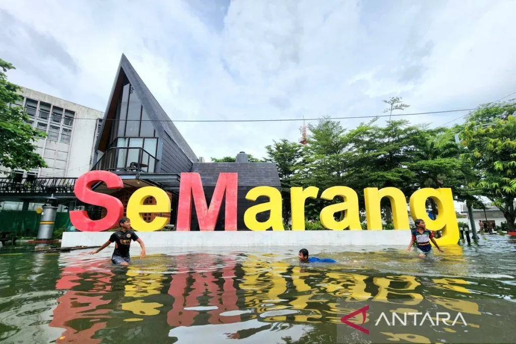 Kaligawe Semarang Direndam Banjir, Arus Kendaraan Dialihkan