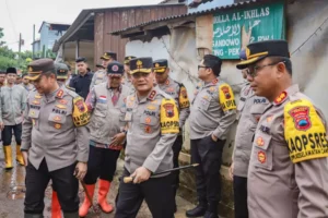 Kapolda Jawa Tengah Salurkan Bantuan untuk Korban Banjir Bandang di Pekalongan