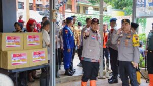 Kapolda Jateng Irjen Ahmad Lutfi Kerahkan Anggota Bantu Warga Terdampak Banjir di Jawa Tengah