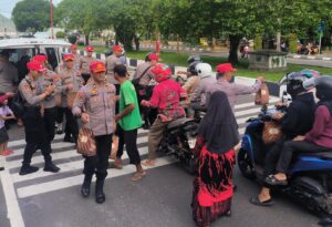 Wujud Rasa Syukur, Personel SPN Polda Kalteng Bagi Takjil Untuk Masyarakat