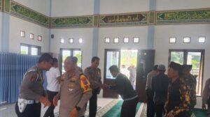 Anggota Polres Humbahas Dan Masyarakat Salat Jumat Berjemaah