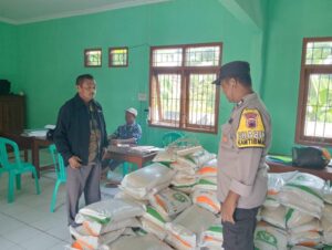 Penyaluran Bantuan Beras Untuk Warga Diamankan Bhabinkamtibmas Polsek Rembang Kota