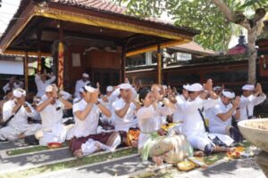 Persembahyangan Bersama Piodalan Pura Puja Astuti Polres Jembrana