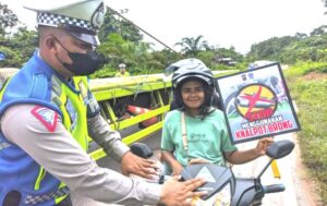 Edukasi Kesadaran Berlalu Lintas, Polres Lamandau Bagikan Stiker