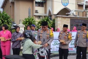 Safari Ramadan di Polres Kobar, Kapolda Kalteng Bagikan Ratusan Takjil Untuk Warga