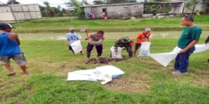 TNI-Polri dan Warga Bahu-membahu Tinggikan Tanggul Sungai di Grobogan