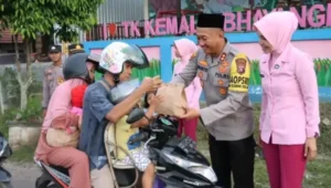 Bagikan Takjil, TK Kemala Bhayangkari Polres Lamandau Ajari Berbagi Sejak Dini