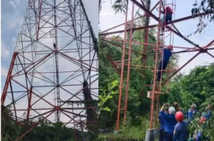 Ngaku Ngetes Adrenalin, Mahasiswi Panjat Tower 100 Meter di Semarang