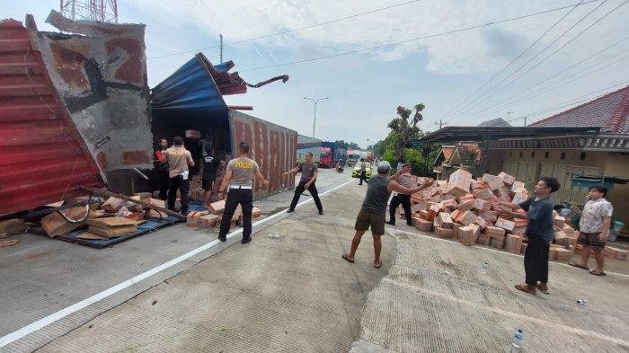 Detik Detik Tronton Muatan Kopi Tabrak Jembatan Rembun Pekalongan