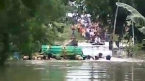 Demi Antar Keranda Jenazah, Warga Grobogan Terobos Banjir Seleher