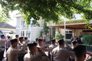 Polres Banjarnegara Gelar Upacara Kenaikan Pangkat Pengabdian Polri Periode Maret 2024