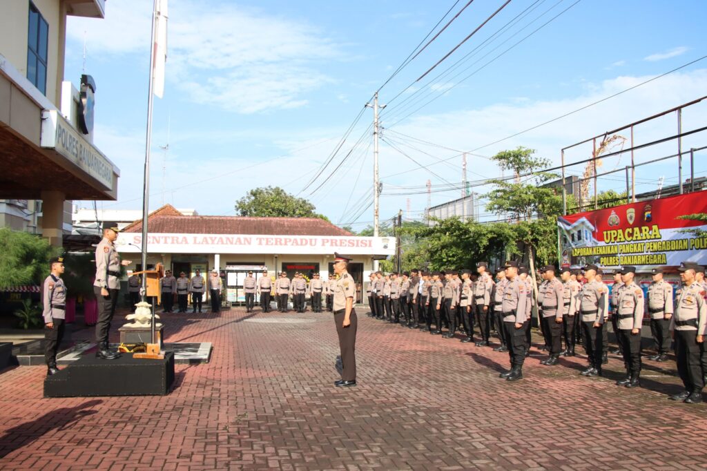 Personel Polres Banjarnegara Terima Kenaikan Pangkat Pengabdian