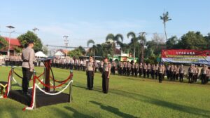 Penghargaan atas Dedikasi: Kenaikan Pangkat Pengabdian Bagi Dua Personel Polres Batang