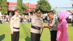 Polres Batang Gelar Upacara Kenaikan Pangkat Pengabdian : Pengakuan atas Dedikasi Tinggi Personel