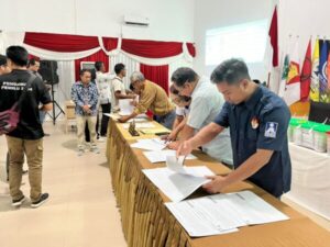 Personel Polres Lamandau Siaga di Kantor KPU pada Rekapitulasi Hari Kedua