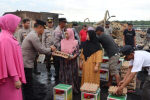 Kapolres Pulang Pisau Beri Bantuan Korban Korban Kebakaran Pasar Minggu