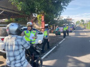 Ops Keselamatan Candi 2024, Satlantas Polres Sukoharjo Bagi Leaflet Tertib Berlalu Lintas