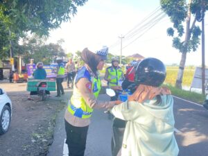 Satlantas Polres Sukoharjo Bagikan Leaflet Himbauan Tertib Berlalu Lintas