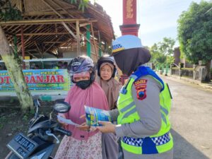 Himbau Tertib Berlalu Lintas, Satlantas Polres Sukoharjo Bagikan Leaflet