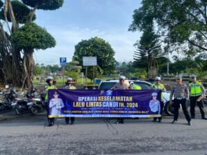 Bagikan Leaflet, Polres Banjarnegara Sosialisasi Operasi Keselamatan Candi 2024