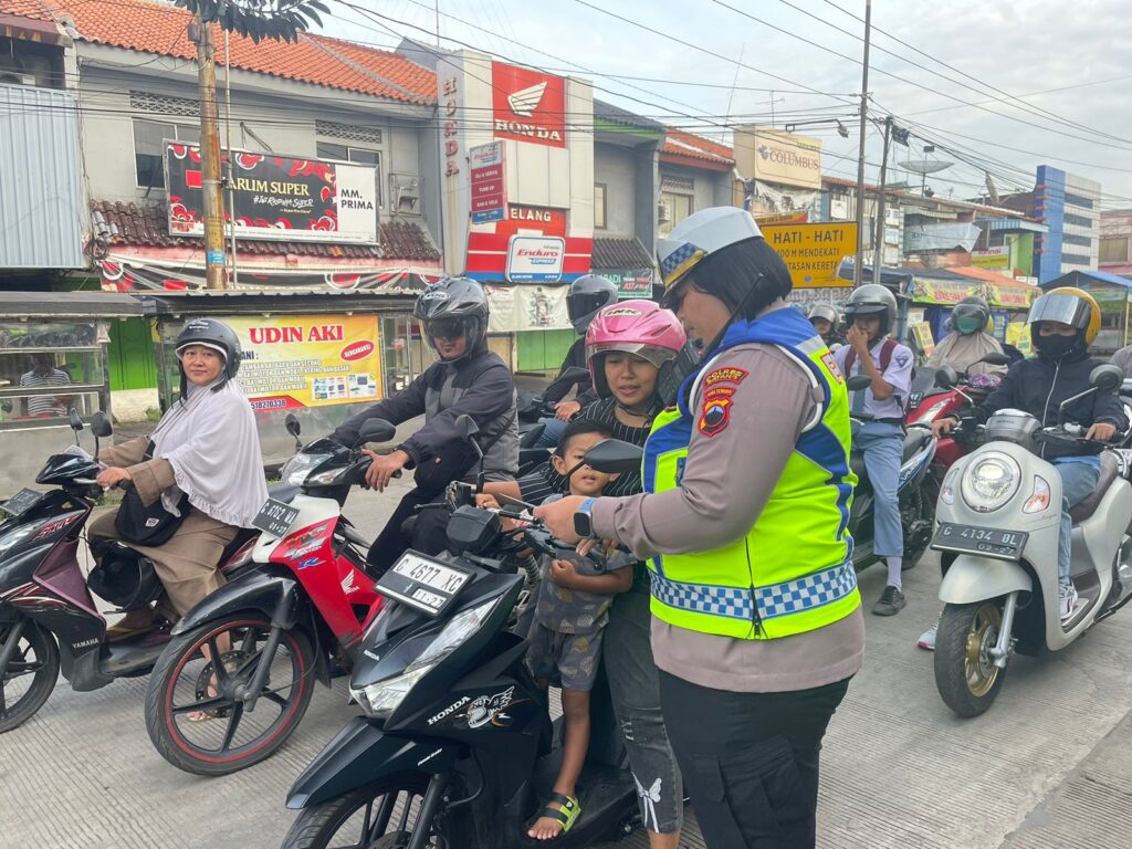 Giat Pembagian Pamflet: Wujud Nyata Dukungan Polisi terhadap Keselamatan Lalu Lintas