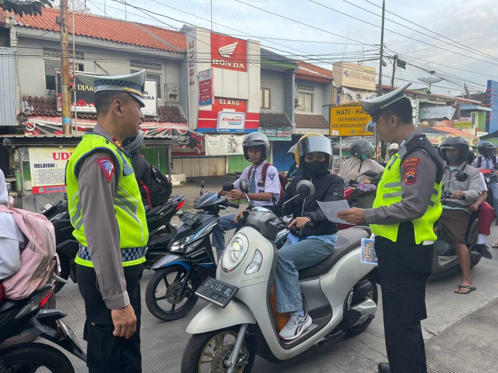 Sosialisasi Keselamatan Berlalu Lintas, Satlantas Polres Batang Bagikan Leaflet