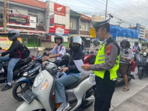 Polisi di Batang Bagikan Pamflet dan Brosur Keselamatan