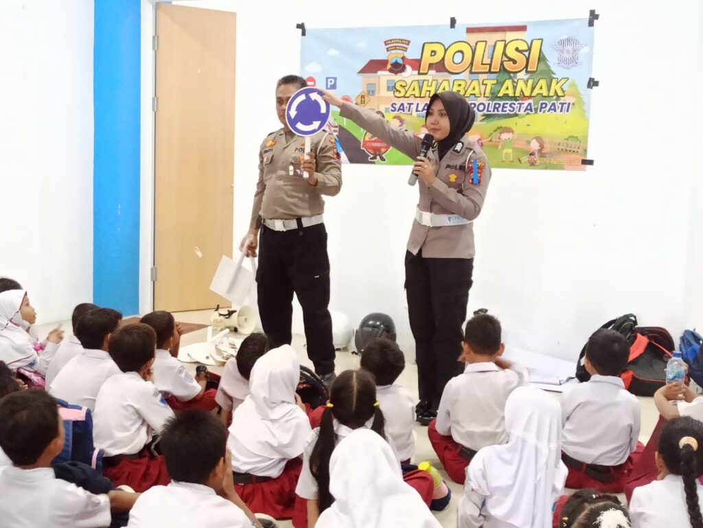 Satlantas Polresta Pati Berikan Materi Etika Berlalu Lintas kepada Murid SD