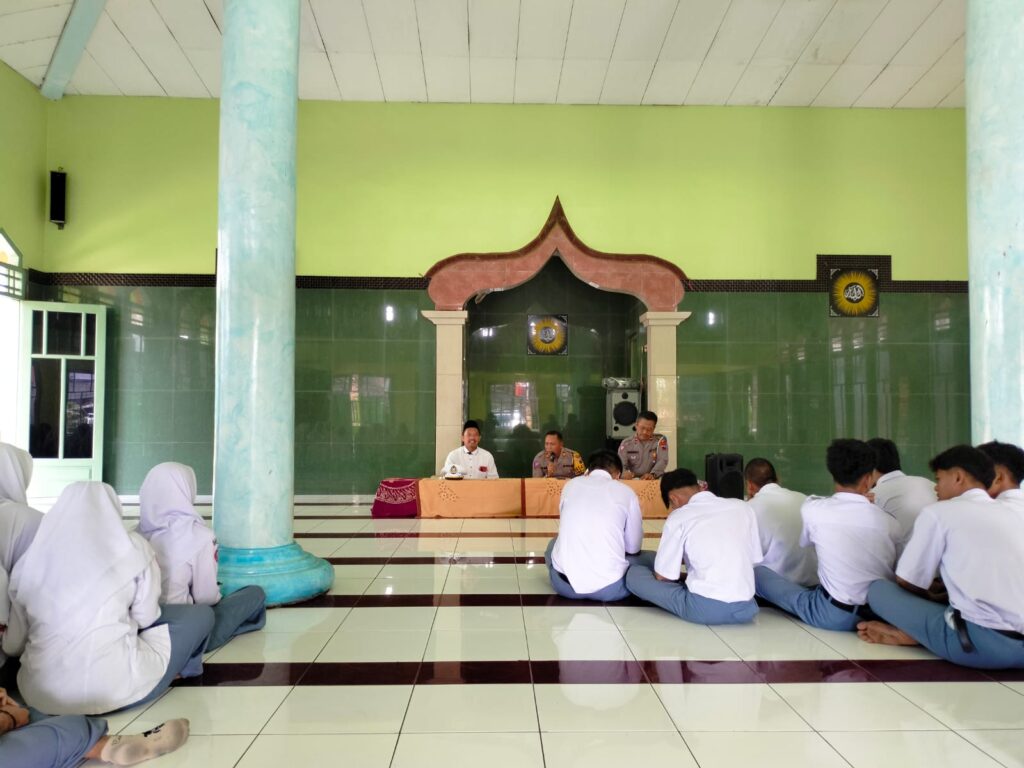 Kedisiplinan Berlalu Lintas Ditumbuhkan di MA/SMK Assalamah oleh Satlantas Polresta Pati