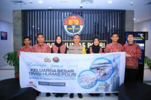 7 Anggota Dapat Hadiah Umroh dari Kadiv Humas Polri